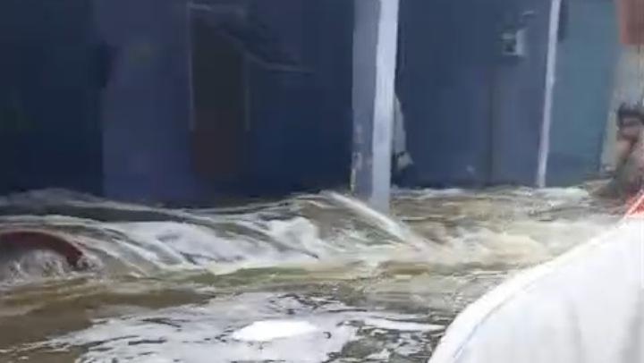 Tanggul Kali Angke Jebol! Banjir Menerjang Perumahan Pinang Griya Tangerang, Rumah Mbak Meli Berubah Jadi Lautan Air