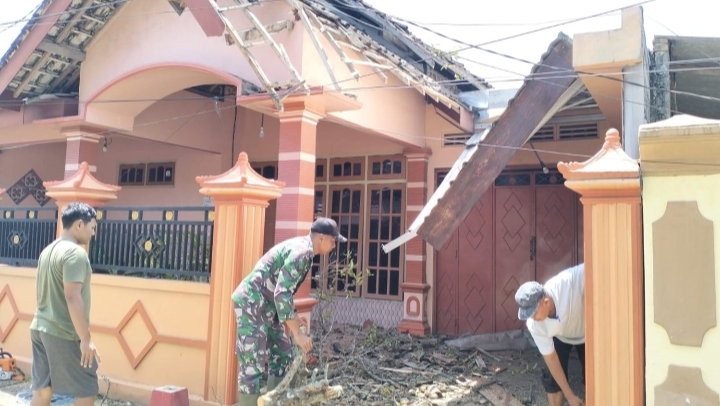 Babinsa Karangtengah Sigap Evakuasi Pohon Tumbang Timpa Rumah Warga di Blitar Akibat Angin Kencang