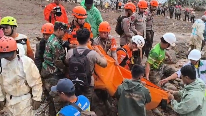 Longsor Terjang Cisarua Bandung Barat Dini Hari, Rumah Warga Tertimbun, Koramil 0907 Lakukan Pencarian