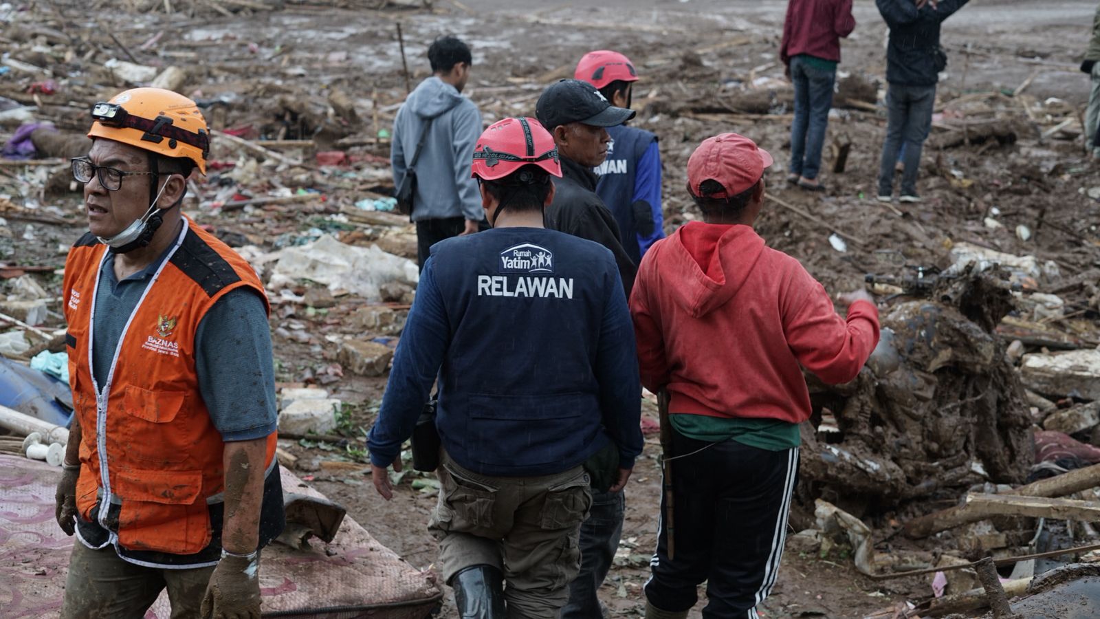 Tim Relawan Rumah Yatim Jawa Barat Bantu SAR Longsor Pasirlangu: 25 Korban Meninggal, 11 Teridentifikasi
