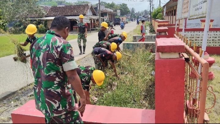 Prajurit Yonif TP 842/Badak Sakti Bersama Babinsa dan Warga Bersihkan Kantor Desa dan Kecamatan Cikeusik