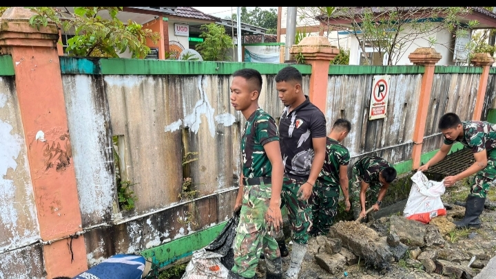 TNI, Pemdes, dan Puskesmas Gotong Royong Bersihkan Gorong-gorong Cikeusik Pandeglang untuk Cegah Banjir