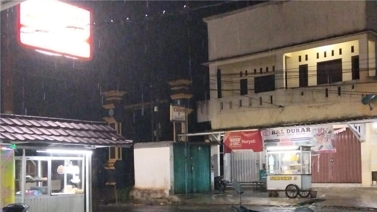Peringatan Dini Cuaca Banten: Hujan Lebat Disertai Petir dan Angin Kencang Mengancam Sejumlah Wilayah Malam Ini