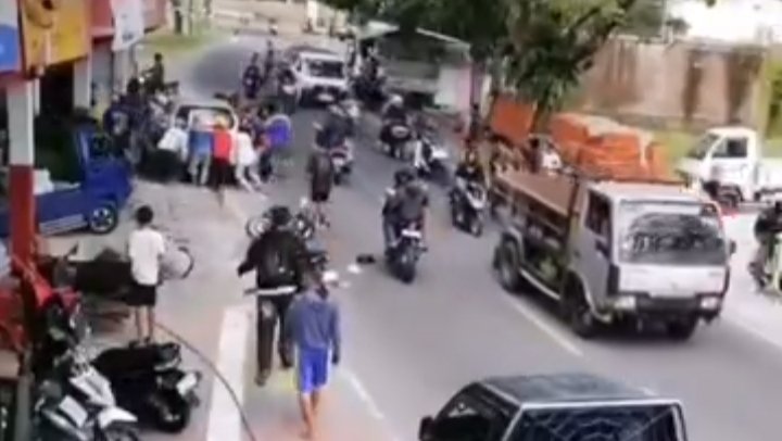 Viral Video Kecelakaan Lalu Lintas di Cidaun Cianjur, Mobil Suzuki Aerio Tabrak Deretan Kendaraan di Depan Toko TB Mandiri Putra 2, 7 Orang Luka