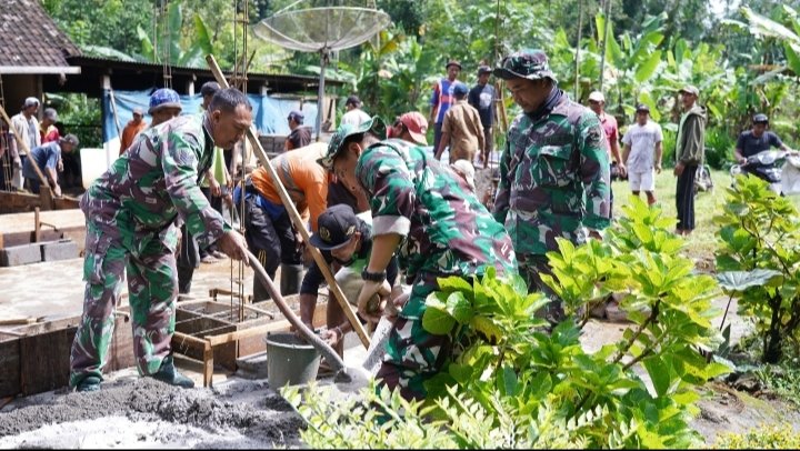 TMMD Ke-127 Kodim 0808/Blitar,  Gotong Royong Cor Pondasi Rumah Mbah Mujinah di Gandusari Blitar