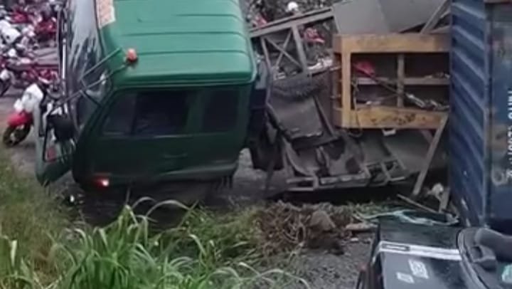 Kecelakaan Maut Truk Kontainer Muatan Minyak Goreng Timpa Mobil Sedan di Karawang, 3 Anggota Keluarga Tewas, Termasuk Ayah, Ibu, dan Anak 8 Tahun