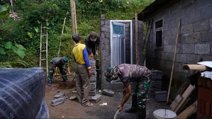 Wujud Kepedulian TNI, Satgas TMMD Ke-127 Kodim 0808/Blitar Bangun MCK Layak untuk Warga Desa Krisik, Gandusari