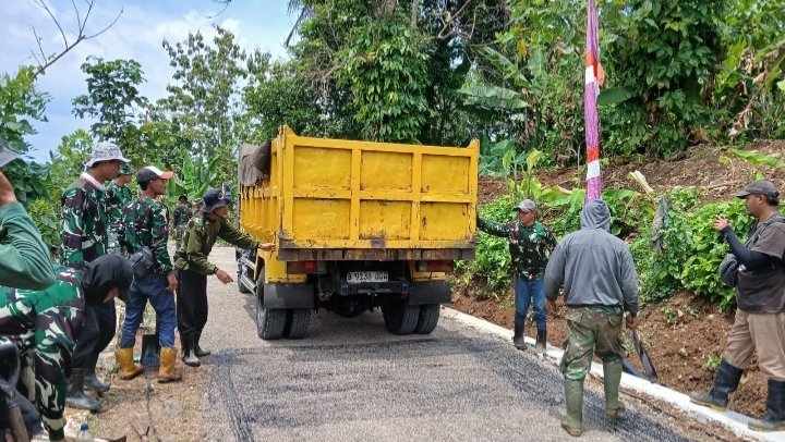 Tahap Akhir TMMD Ke-127 Kodim 0607 Sukabumi: Jalan 680 Meter di Desa Parakanlima Masuki Proses Hotmix – Akses Masyarakat Segera Lancar