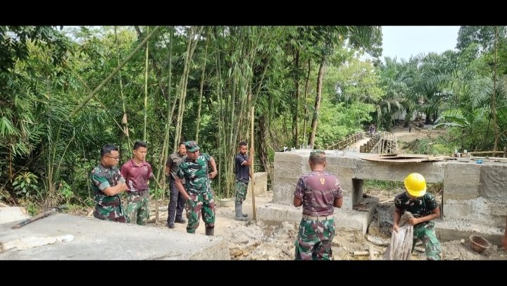 Dandim 0601/Pandeglang Kunjungi Pembangunan Jembatan Blengbeng di Hari Ketiga Ramadan 1447 H