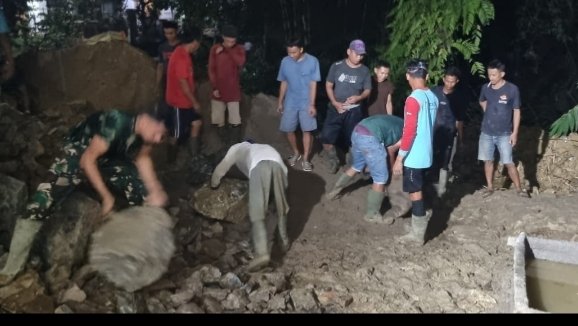 Kebersamaan TNI dan Masyarakat, Lembur Bangun Jembatan Blengbeng di Bulan Ramadan