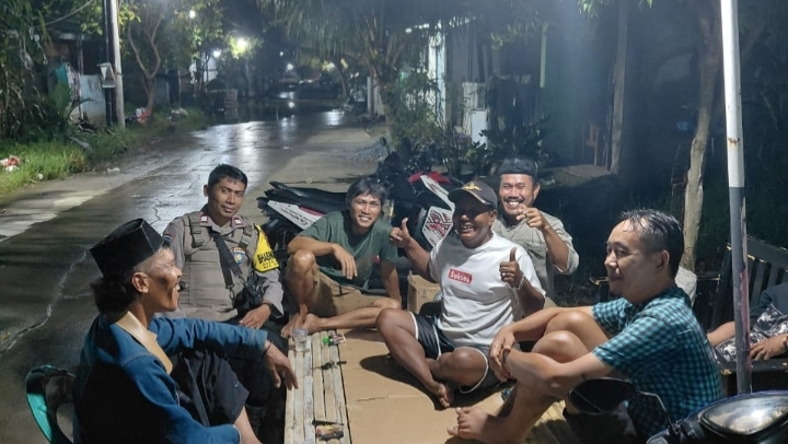 Bhabinkamtibmas Polsek Sukatani Aiptu Jumadi Gelar Ronda Malam Bersama Warga Perum Villa Kencana, Tingkatkan Keamanan Malam Hari di Bekasi
