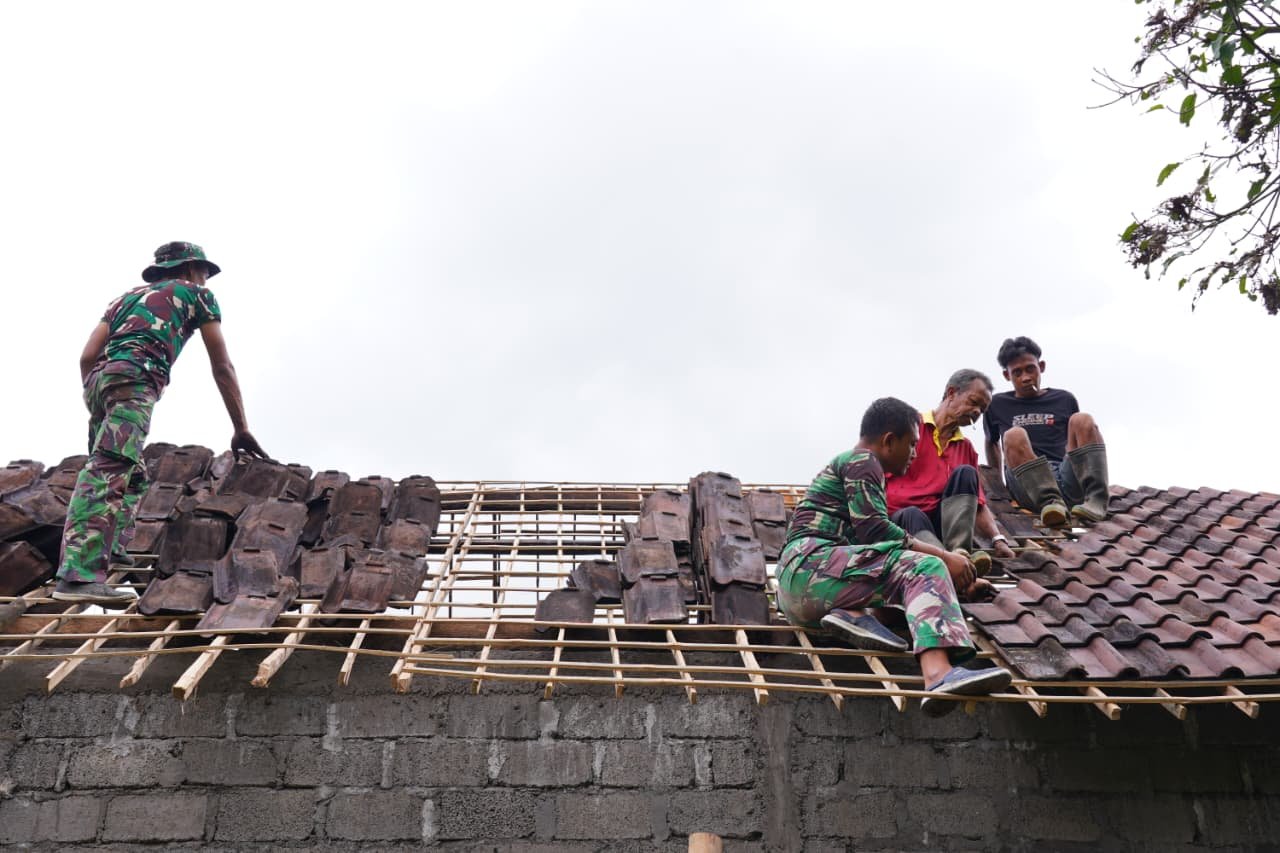 Bahu-Membahu Pasang Genteng RTLH, Satgas TMMD Ke-127 Kodim 0808/Blitar dan Warga Tunjukkan Kekompakan Gotong Royong di Desa Krisik