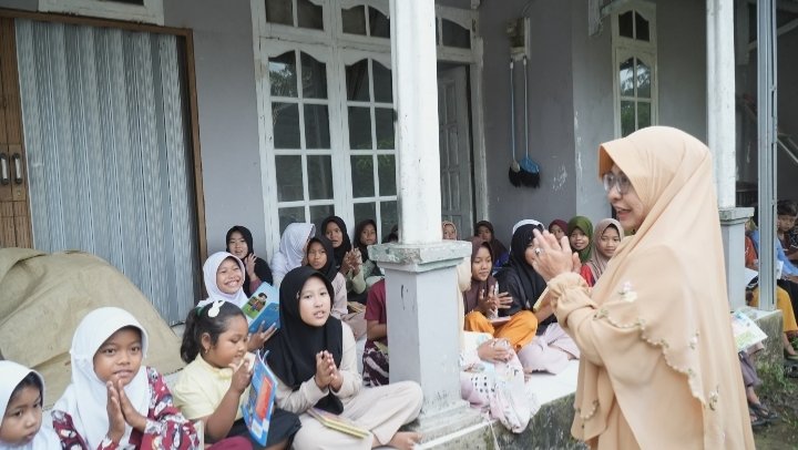 Bupati Pandeglang Raden Dewi Setiani Tinjau Perpustakaan Keliling di Desa Cimoyan, Ajak Warga Tingkatkan Minat Baca dan Literasi