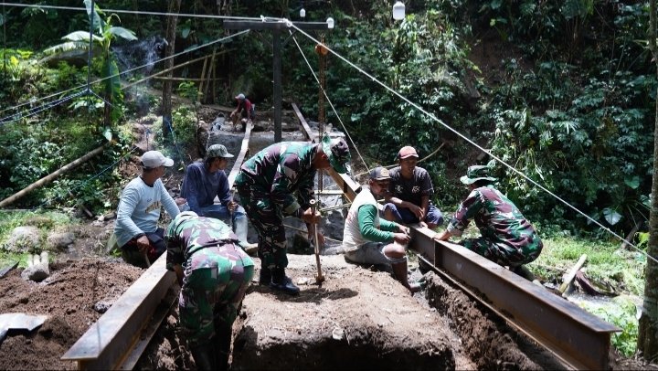 Pengelasan Besi WF Jadi Tahap Krusial Pembangunan Jembatan TMMD Ke-127 di Desa Krisik, Blitar