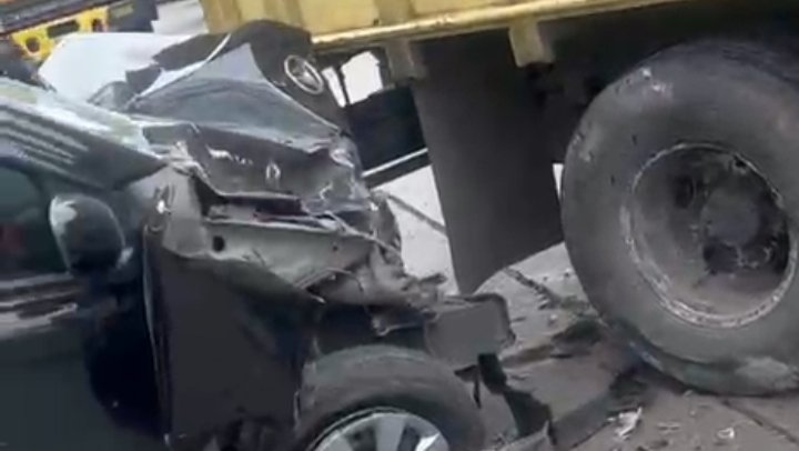 Kecelakaan Mobil Daihatsu Ayla vs Truk di Jalan Raya Urip Sumoharjo Lemah Abang Cikarang, Korban Luka-luka Dilarikan ke RS