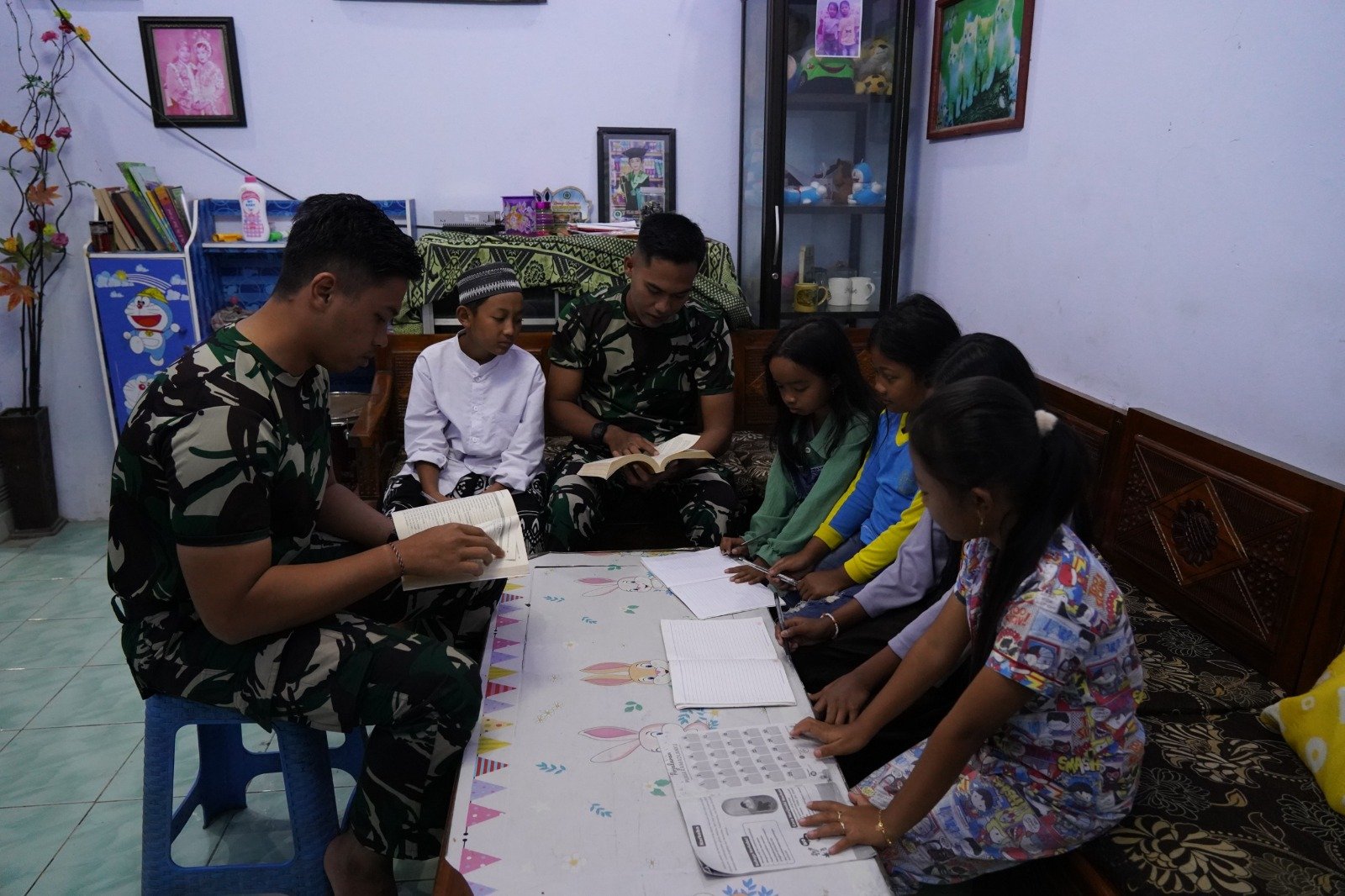 Satgas TMMD Ke-127 Kodim 0808/Blitar Bimbing Belajar Anak-Anak Dusun Barurejo, Bangun Generasi Muda Berkualitas