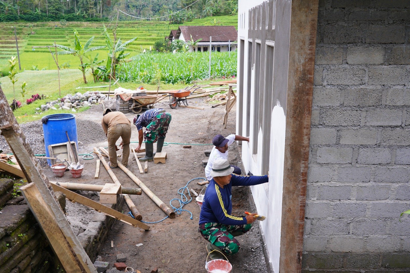 Satgas TMMD Ke-127 Kodim 0808/Blitar Kejar Target Finishing RTLH Mbah Nyatemi di Desa Krisik, Hunian Layak Segera Dihuni