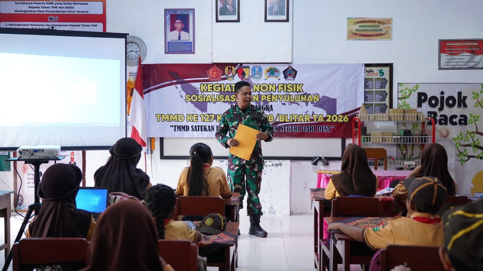 TNI Tanamkan Nasionalisme Sejak Dini melalui Program TMMD Reguler ke-127 di Sekolah Dasar Blitar