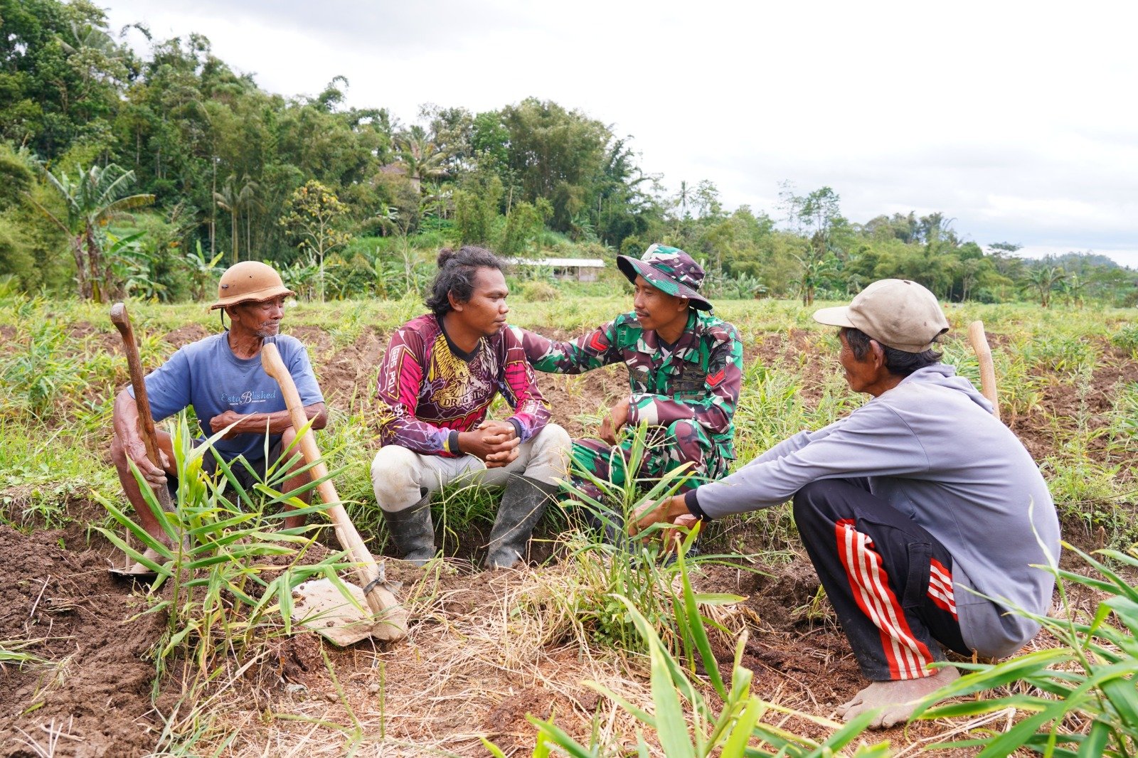 TMMD Ke-127 Kodim Blitar: Di Tengah Kesibukan Bangun Jalan, Prajurit TNI Sempatkan Ngobrol Akrab Bareng Petani Desa Krisik