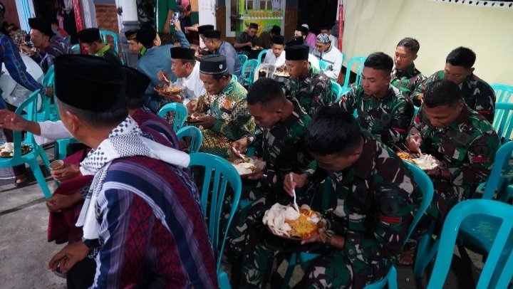 Hangatnya Kebersamaan Ramadan: Satgas TMMD Ke-127 Kodim 0808/Blitar Buka Puasa dan Tarawih Bersama Ansor di Desa Krisik