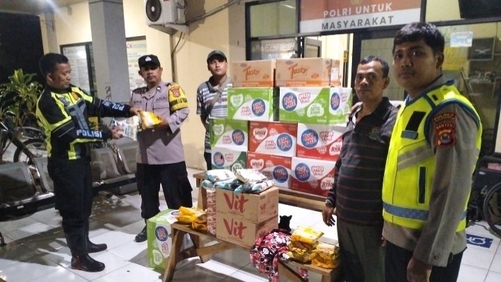 Bantuan Polri untuk Korban Banjir Cilegon: Kapolres Serahkan Puluhan Dus Makanan Siap Saji