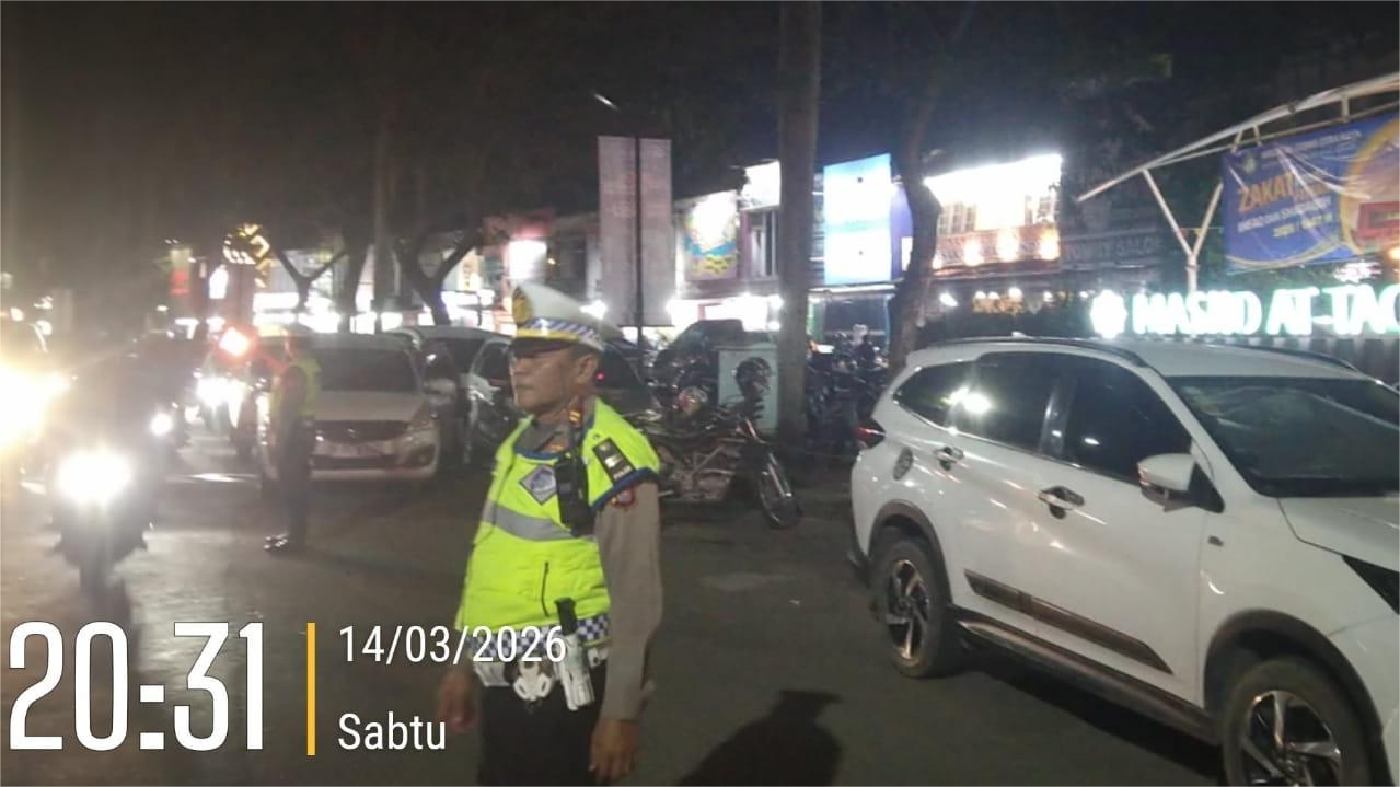 Arus Lalu Lintas di Bundaran 4 Citra Raya Depan Masjid At-Taqwa Masih Ramai tapi Lancar dan Terkendali