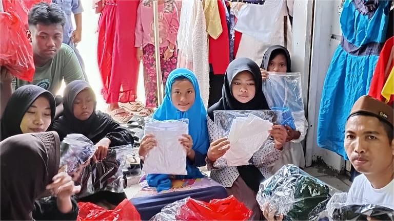 Korwil Nusantara.media Jawa Barat Santuni 20 Anak Yatim di Bekasi, Beri Kebebasan Pilih Kaos Sendiri untuk Sebarkan Kebahagiaan