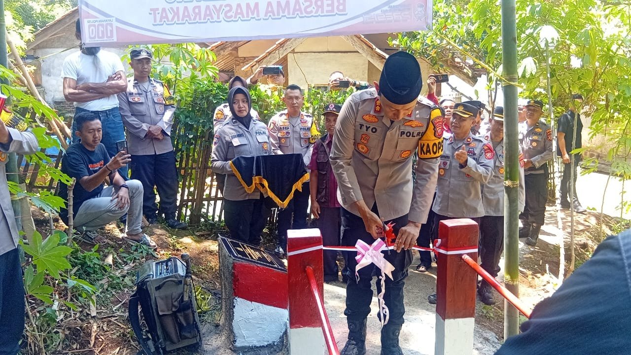 Kapolres Sumedang Resmikan Jembatan Merah Putih di Cimanggung,