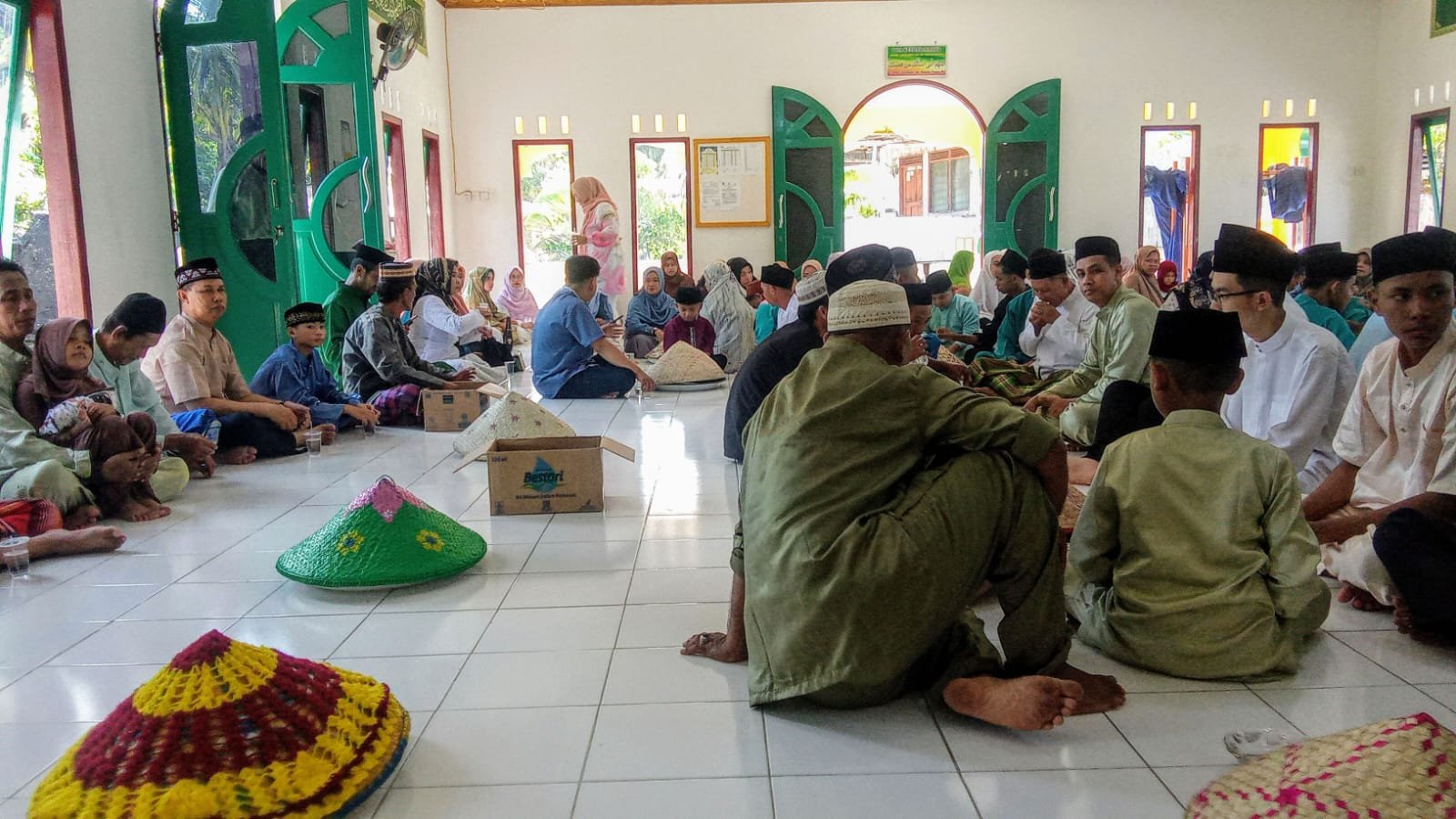 Meriahnya Lebaran di Pelosok Desa Kualaraya, Kabupaten Lingga: Shalat Idul Fitri Berjamaah dan Tradisi Makan Sehidang Tetap Terjaga