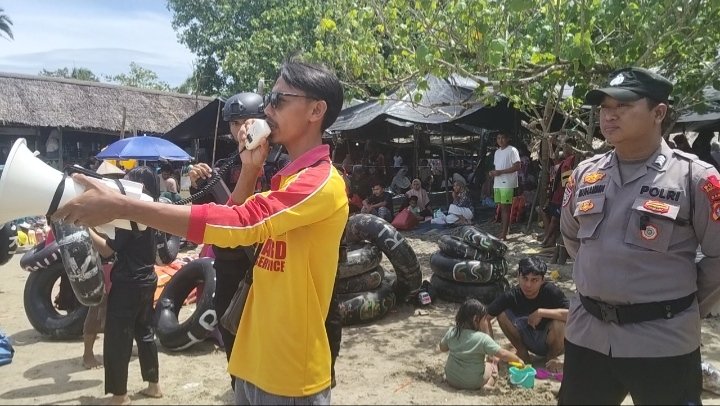 Lonjakan Wisatawan Padati Pantai Carita Pandeglang di H+2 Idul Fitri 1447 H, Bus dari Jakarta hingga Bekasi Antre Masuk Rp800 Ribu!