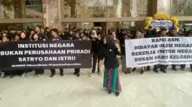 Ratusan Aparatur Sipil Negara (ASN) dari Direktorat Jenderal Pendidikan Tinggi (Ditjen Dikti) Kementerian Pendidikan Tinggi, Sains, dan Teknologi (Kemdiktisaintek) mengadakan aksi damai di depan kantor Kemdiktisaintek, Jakarta, pada Senin (20/1/2025).