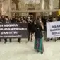 Ratusan Aparatur Sipil Negara (ASN) dari Direktorat Jenderal Pendidikan Tinggi (Ditjen Dikti) Kementerian Pendidikan Tinggi, Sains, dan Teknologi (Kemdiktisaintek) mengadakan aksi damai di depan kantor Kemdiktisaintek, Jakarta, pada Senin (20/1/2025).