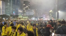 Massa Badan Eksekutif Mahasiswa Se-Indonesia (BEM SI) dalam demo 'Indonesia Gelap' membacakan 13 tuntutan kepada pemerintah. (Taufiq S/detikcom)