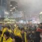 Massa Badan Eksekutif Mahasiswa Se-Indonesia (BEM SI) dalam demo 'Indonesia Gelap' membacakan 13 tuntutan kepada pemerintah. (Taufiq S/detikcom)