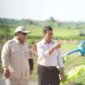 Presiden Prabowo Subianto bersama Menteri Pertanian Andi Amran Sulaiman meninjau langsung kawasan Telaga Sari. (Foto: Humas Kementerian Pertanian RI)