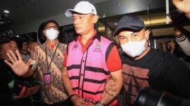 Muhammad Arif Nuryanta, Ketua Pengadilan Negeri Jakarta Selatan, terlihat di Gedung Kejaksaan Agung, Jakarta, pada 12 April 2025, setelah ditetapkan sebagai tersangka dalam kasus dugaan suap terkait putusan bebas untuk perkara korupsi minyak goreng yang melibatkan tiga perusahaan eksportir CPO. (Antara/Reno Esnir)