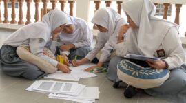 Sejumlah siswa belajar bersama seusai mengikuti Ujian Nasional Berbasis Komputer (UNBK)  (Antara Foto/Rafiuddin Abdul Rahm)