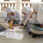 Sejumlah siswa belajar bersama seusai mengikuti Ujian Nasional Berbasis Komputer (UNBK)  (Antara Foto/Rafiuddin Abdul Rahm)