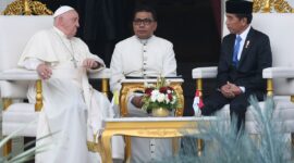 Presiden Joko Widodo (kanan) tengah berdialog dengan Paus Fransiskus, Pemimpin Gereja Katolik Dunia (kiri), yang didampingi oleh Romo Markus Solo Kewuta dari Staf Dikasteri untuk Dialog Antar-Agama Takhta Suci Vatikan, di veranda Istana Merdeka, Jakarta, pada Rabu (4/9/2024). Pertemuan ini difokuskan pada pembahasan hubungan bilateral Indonesia-Vatikan serta isu-isu global, terutama yang berkaitan dengan perdamaian dunia. (ANTARA FOTO/Hafidz Mubarak A)