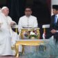 Presiden Joko Widodo (kanan) tengah berdialog dengan Paus Fransiskus, Pemimpin Gereja Katolik Dunia (kiri), yang didampingi oleh Romo Markus Solo Kewuta dari Staf Dikasteri untuk Dialog Antar-Agama Takhta Suci Vatikan, di veranda Istana Merdeka, Jakarta, pada Rabu (4/9/2024). Pertemuan ini difokuskan pada pembahasan hubungan bilateral Indonesia-Vatikan serta isu-isu global, terutama yang berkaitan dengan perdamaian dunia. (ANTARA FOTO/Hafidz Mubarak A)