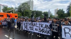 Sejumlah massa yang menentang RUU TNI menggelar aksi demonstrasi di depan Gedung Grahadi, Surabaya, pada Senin (24/3/2025). (KOMPAS.com/ANDHI DWI)