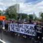 Sejumlah massa yang menentang RUU TNI menggelar aksi demonstrasi di depan Gedung Grahadi, Surabaya, pada Senin (24/3/2025). (KOMPAS.com/ANDHI DWI)