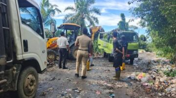 Aksi  Bersihkan Sampah di Belakang Terminal Aceh Singkil