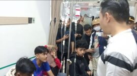 Pada Senin (21/4) malam, Bupati Cianjur Mohammad Wahyu Ferdian mengunjungi pelajar korban keracunan yang diduga akibat makanan program MBG di RSUD Sayang. (Metro TV News)