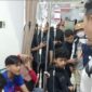 Pada Senin (21/4) malam, Bupati Cianjur Mohammad Wahyu Ferdian mengunjungi pelajar korban keracunan yang diduga akibat makanan program MBG di RSUD Sayang. (Metro TV News)