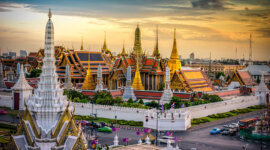 Wat Phra Kaew, atau yang juga dikenal sebagai Kuil Buddha Zamrud, salah satu kuil paling suci di Thailand (agoda.com)