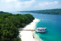Pantai berpasir putih Pulau Peucang di Taman Nasional Ujung Kulon, Banten, menawarkan pemandangan air laut jernih dan suasana tenang, ideal untuk liburan keluarga dan pecinta alam. (Foto : Nusantara Media)