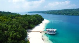 Pantai berpasir putih Pulau Peucang di Taman Nasional Ujung Kulon, Banten, menawarkan pemandangan air laut jernih dan suasana tenang, ideal untuk liburan keluarga dan pecinta alam. (Foto : Nusantara Media)
