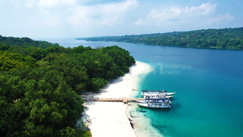 Pantai berpasir putih Pulau Peucang di Taman Nasional Ujung Kulon, Banten, menawarkan pemandangan air laut jernih dan suasana tenang, ideal untuk liburan keluarga dan pecinta alam. (Foto : Nusantara Media)