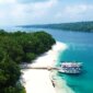 Pantai berpasir putih Pulau Peucang di Taman Nasional Ujung Kulon, Banten, menawarkan pemandangan air laut jernih dan suasana tenang, ideal untuk liburan keluarga dan pecinta alam. (Foto : Nusantara Media)